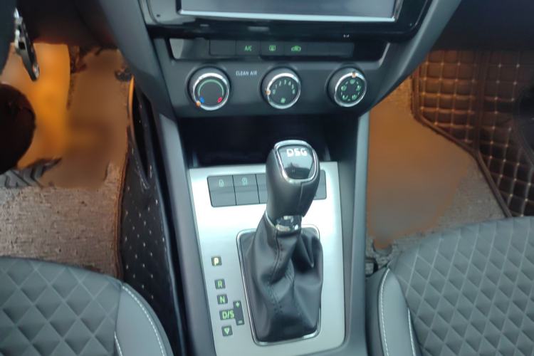 Used Skoda Octavia 2018 TSI230 DSG Luxury Edition Audio And AC Panel