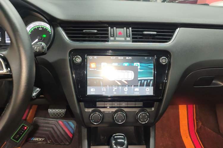 Used Skoda Octavia 2018 1.6L Automatic Luxury Edition Audio And AC Panel