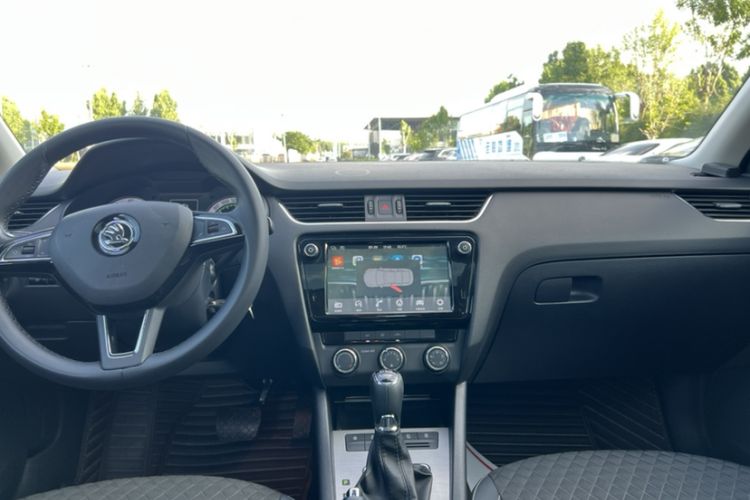 Used Skoda Octavia 2018 TSI230 DSG Luxury Edition Audio And AC Panel