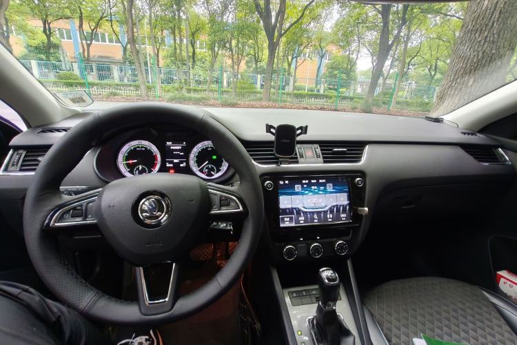 Used Skoda Octavia 2018 Station Wagon TSI230 DSG Luxury Edition Center Console