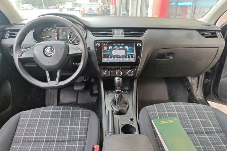Used Skoda Octavia 2018 Station Wagon TSI230 DSG Comfort Edition Center Console