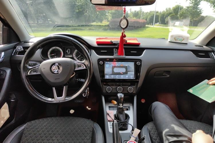 Used Skoda Octavia 2018 1.6L Automatic Luxury Edition Center Console