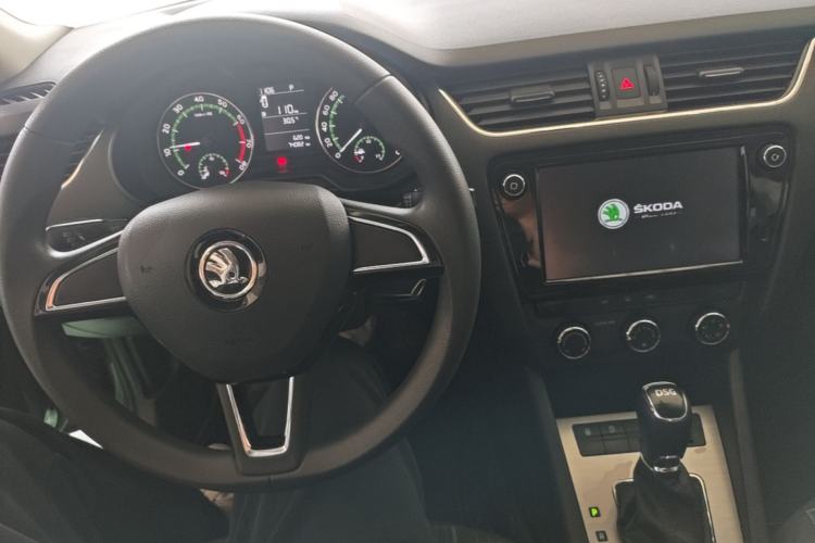 Used Skoda Octavia 2018 TSI230 DSG Comfort Edition Center Console