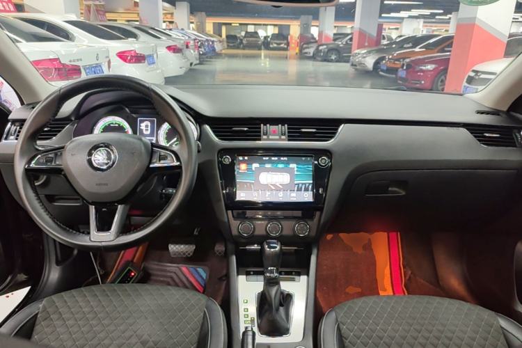 Used Skoda Octavia 2018 1.6L Automatic Luxury Edition Center Console