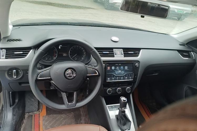 Used Skoda Octavia 2018 TSI230 DSG Comfort Edition Center Console
