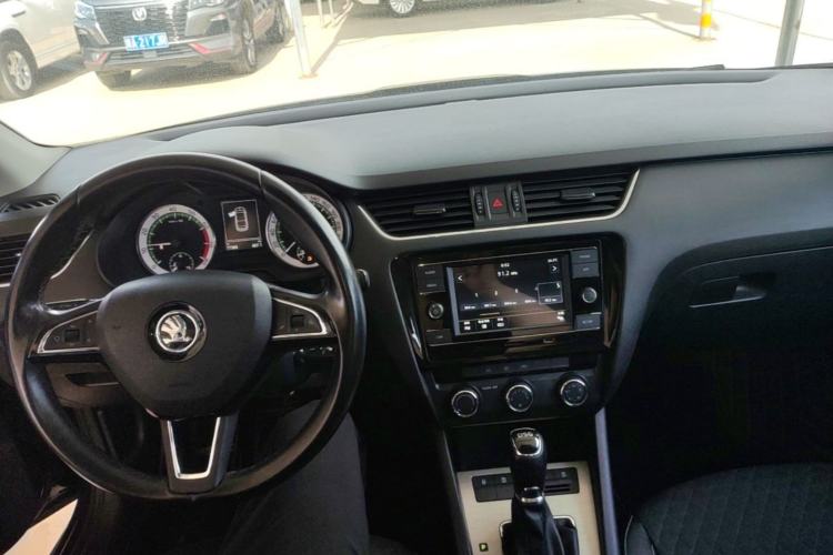 Used Skoda Octavia 2018 TSI280 DSG Luxury Edition Center Console
