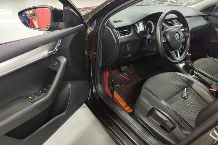 Used Skoda Octavia 2018 1.6L Automatic Luxury Edition Driver Seat
