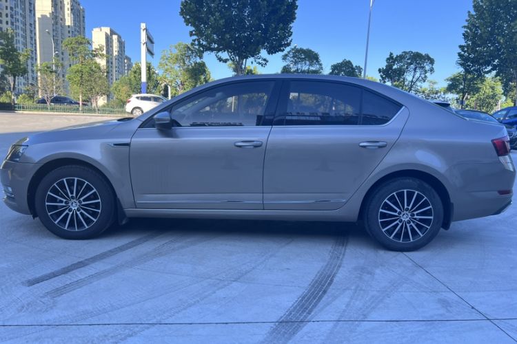 Used Skoda Octavia 2018 TSI230 DSG Luxury Edition Exterior 3