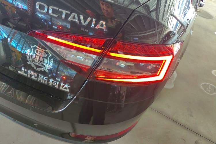 Used Skoda Octavia 2018 1.6L Automatic Luxury Edition Exterior 3