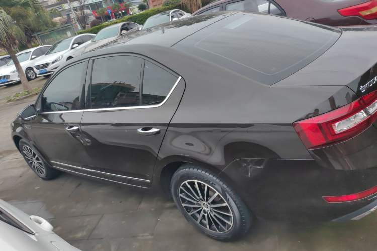 Used Skoda Octavia 2018 TSI230 DSG Luxury Edition Exterior 3