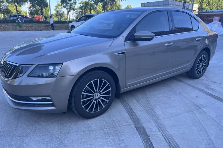 Used Skoda Octavia 2018 TSI230 DSG Luxury Edition Exterior 5