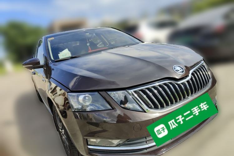 Used Skoda Octavia 2018 1.6L Automatic Luxury Edition Front Right 45 Deg