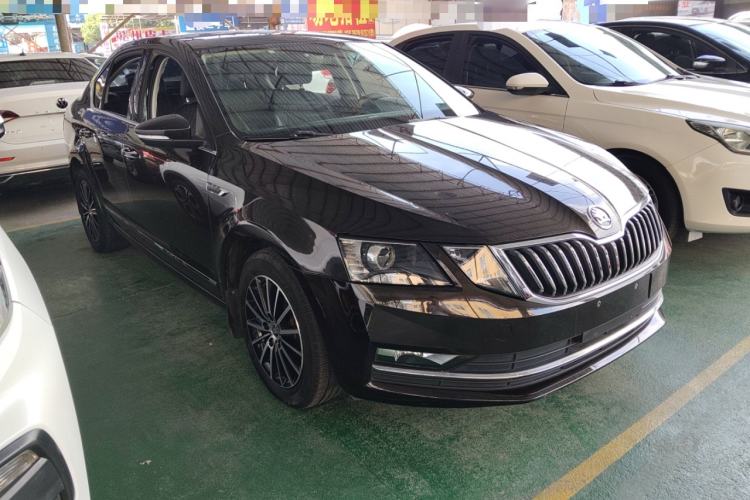 Used Skoda Octavia 2018 1.6L Automatic Luxury Edition Front Right 45 Deg