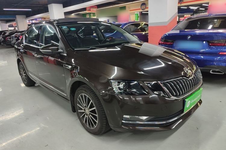 Used Skoda Octavia 2018 1.6L Automatic Luxury Edition Front Right 45 Deg