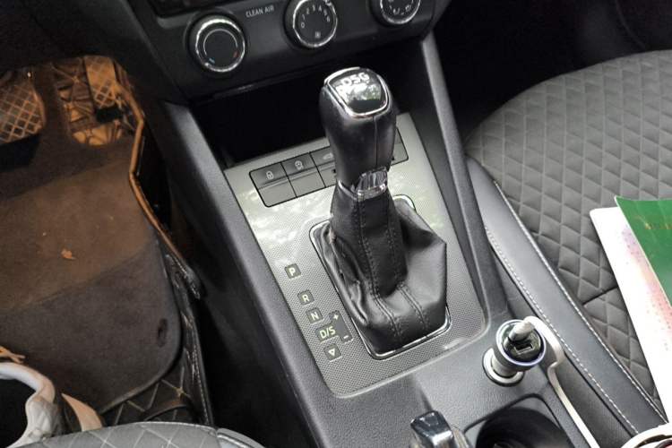 Used Skoda Octavia 2018 Station Wagon TSI230 DSG Luxury Edition Gear Lever