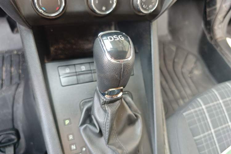 Used Skoda Octavia 2018 Station Wagon TSI230 DSG Comfort Edition Gear Lever