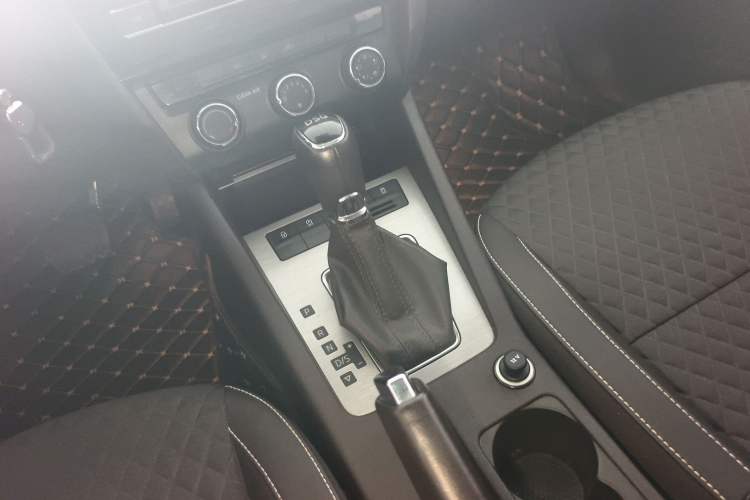 Used Skoda Octavia 2018 TSI230 DSG Luxury Edition Gear Lever