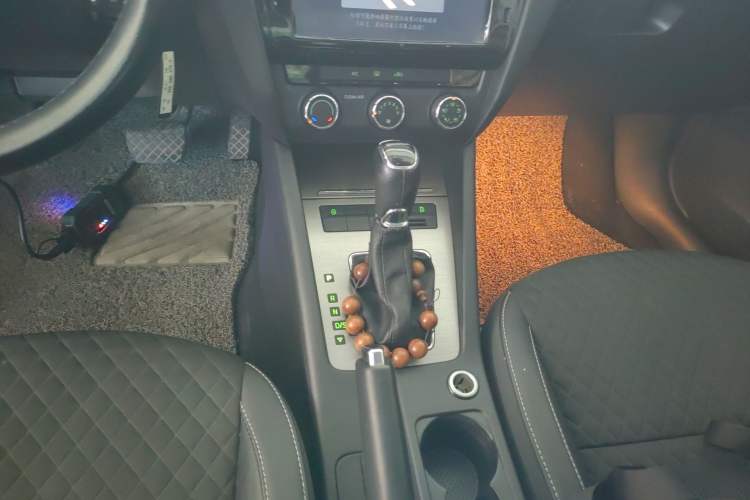 Used Skoda Octavia 2018 1.6L Automatic Luxury Edition Gear Lever