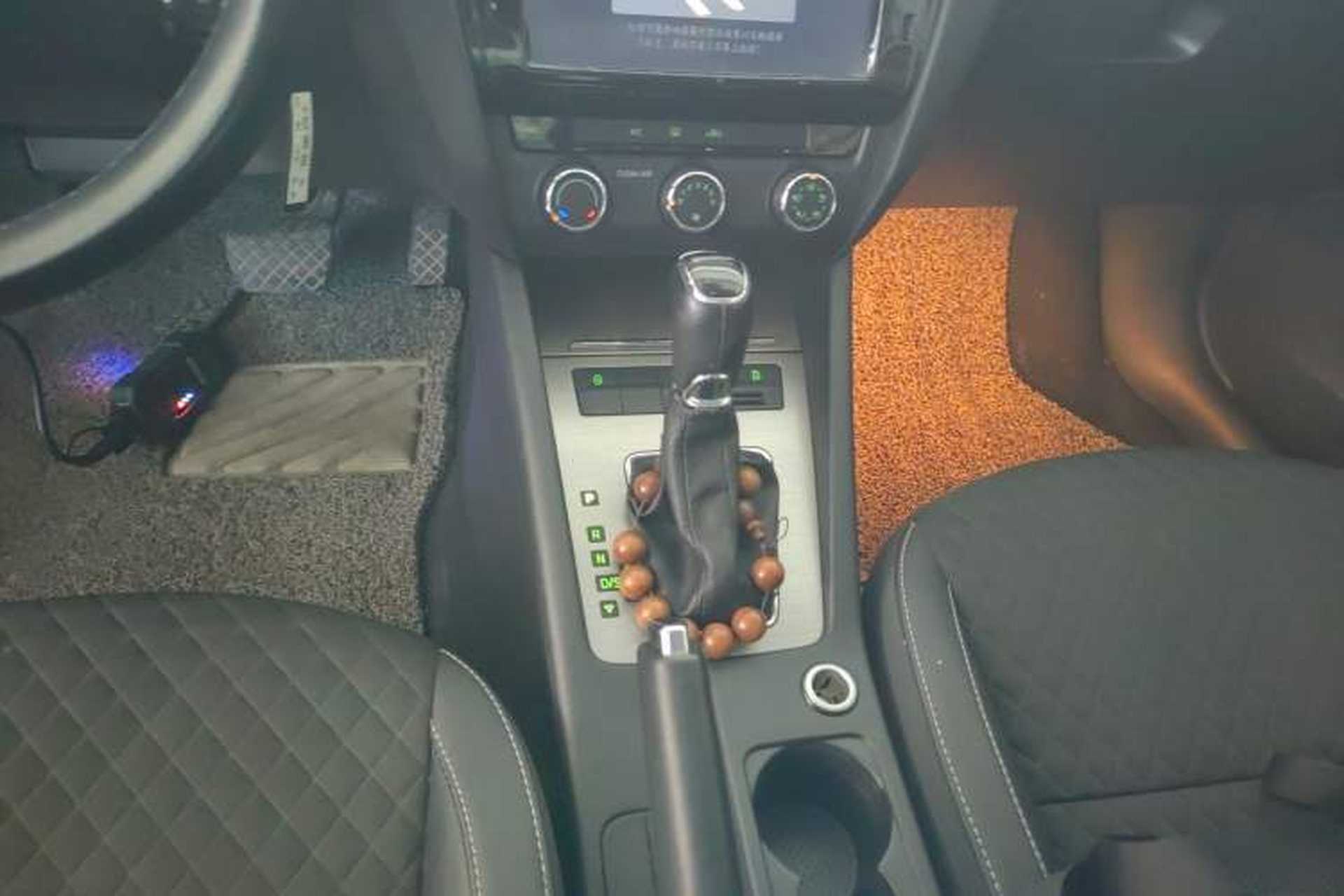 Used Skoda Octavia 2018 1.6L Automatic Luxury Edition Gear Lever