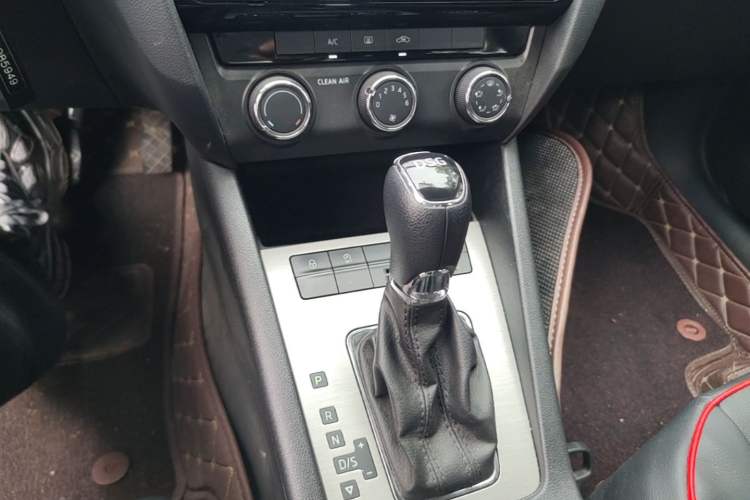 Used Skoda Octavia 2018 TSI230 DSG Comfort Edition Gear Lever
