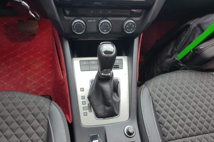 Used Skoda Octavia 2018 TSI280 DSG Luxury Edition Gear Lever