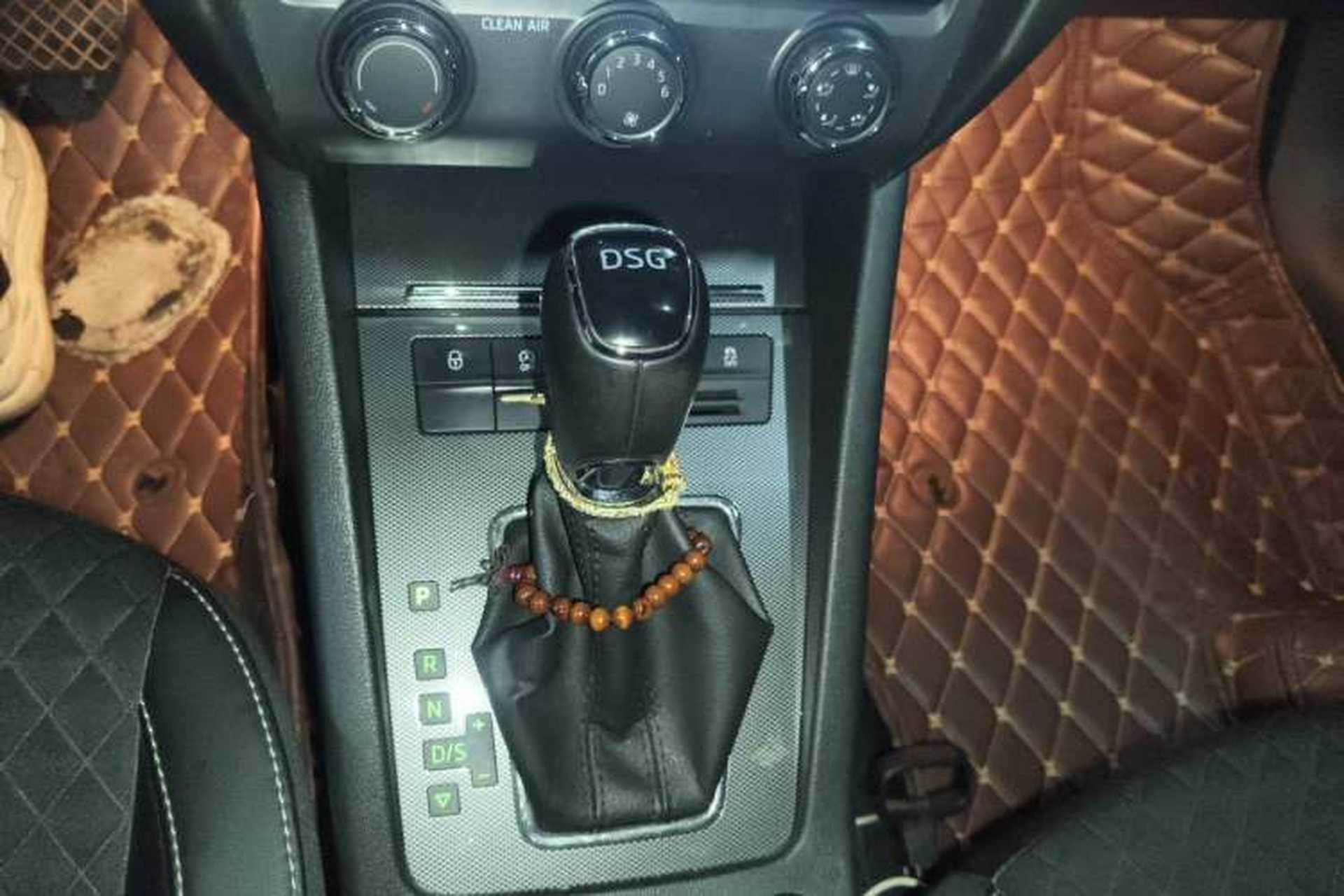 Used Skoda Octavia 2018 Station Wagon TSI280 DSG Luxury Edition Gear Lever