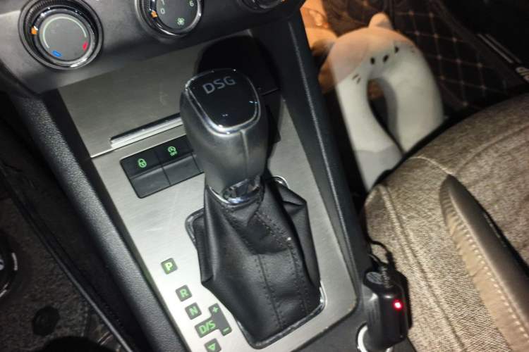 Used Skoda Octavia 2018 TSI230 DSG Luxury Edition Gear Lever