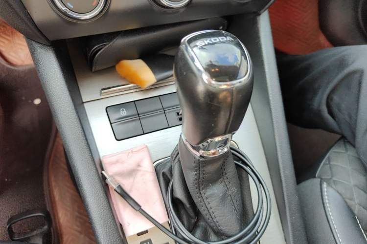 Used Skoda Octavia 2018 1.6L Automatic Luxury Edition Gear Lever