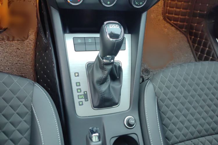 Used Skoda Octavia 2018 TSI230 DSG Luxury Edition Gear Lever