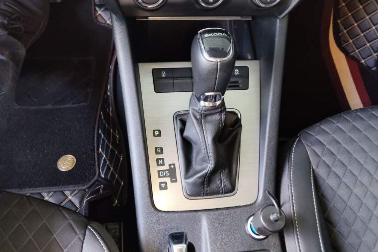 Used Skoda Octavia 2018 1.6L Automatic Luxury Edition Gear Lever