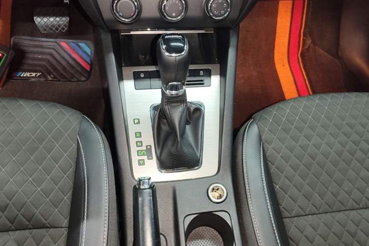 Used Skoda Octavia 2018 1.6L Automatic Luxury Edition Gear Lever