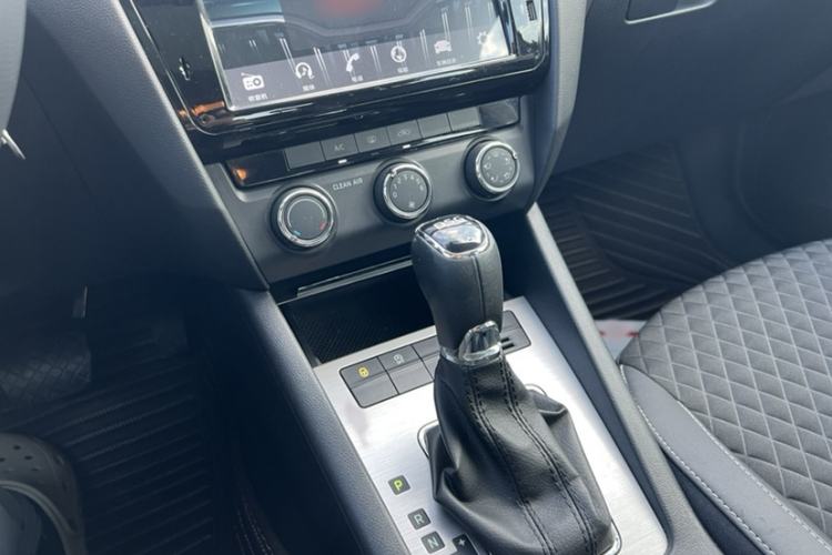 Used Skoda Octavia 2018 TSI230 DSG Luxury Edition Gear Lever