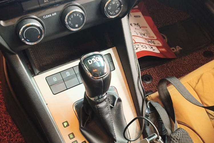 Used Skoda Octavia 2018 TSI230 DSG Luxury Edition Gear Lever
