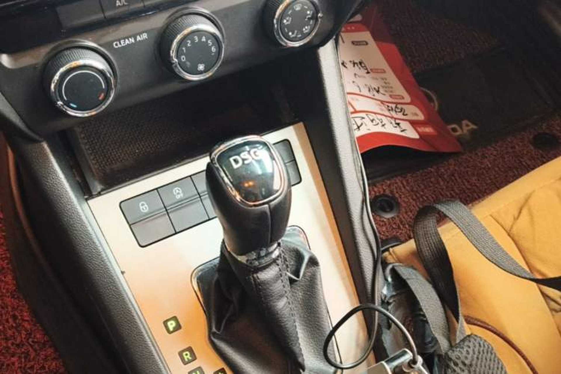Used Skoda Octavia 2018 TSI230 DSG Luxury Edition Gear Lever