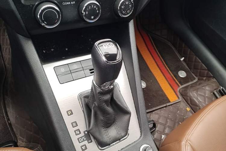 Used Skoda Octavia 2018 TSI230 DSG Comfort Edition Gear Lever