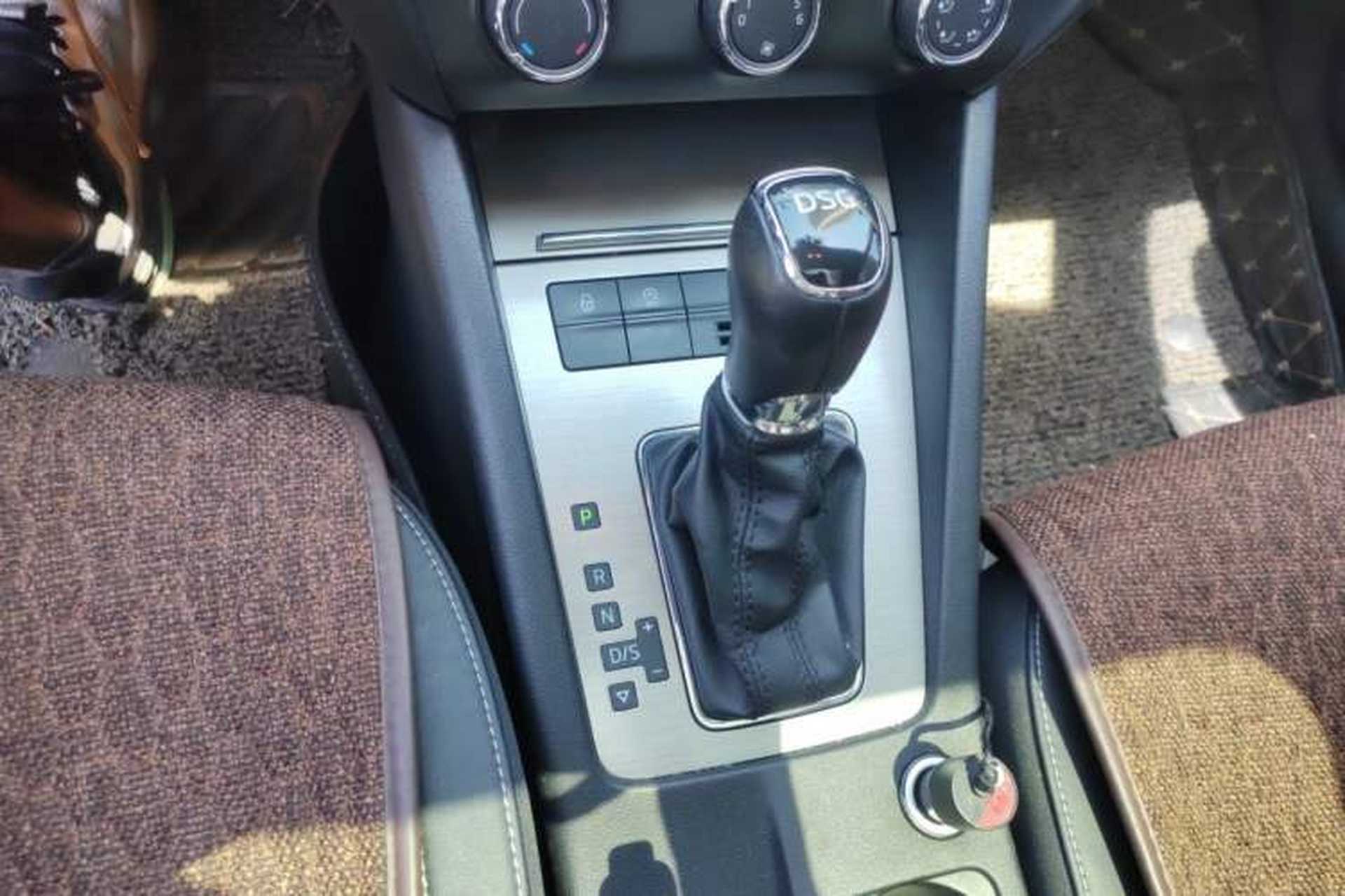 Used Skoda Octavia 2018 TSI230 DSG Luxury Edition Gear Lever