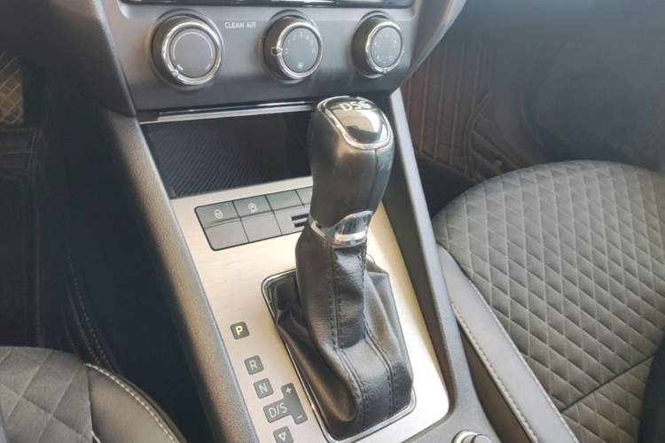 Used Skoda Octavia 2018 TSI280 DSG Luxury Edition Gear Lever