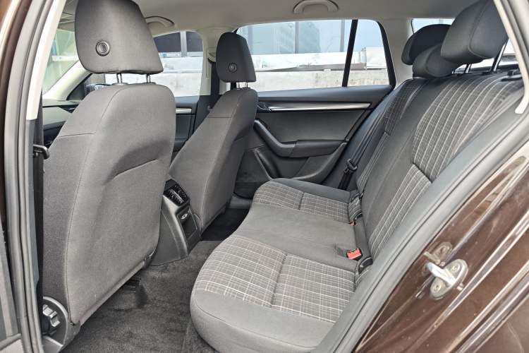 Used Skoda Octavia 2018 Station Wagon TSI230 DSG Comfort Edition Interior 3