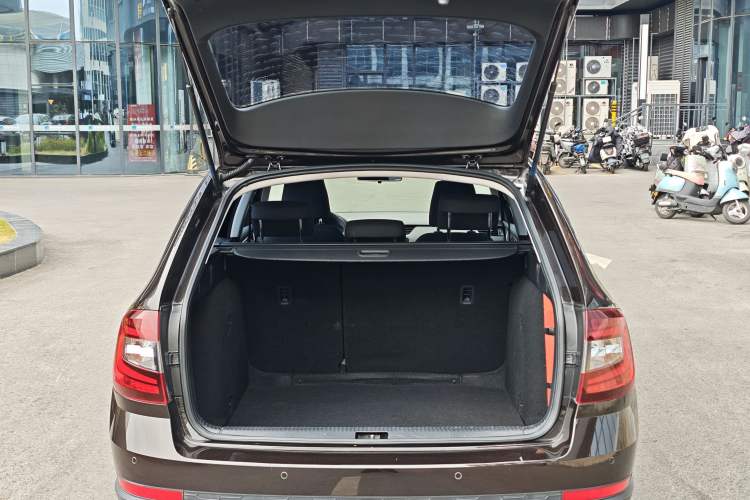 Used Skoda Octavia 2018 Station Wagon TSI230 DSG Comfort Edition Interior 6