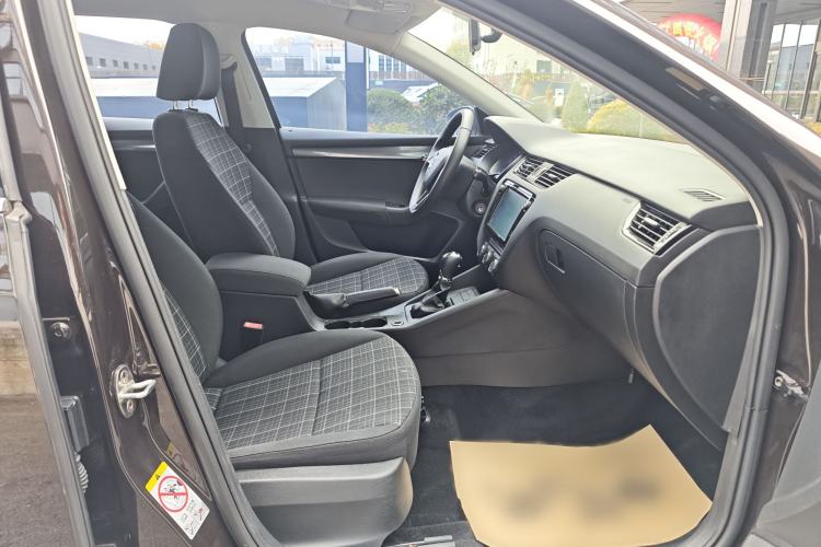 Used Skoda Octavia 2018 Station Wagon TSI230 DSG Comfort Edition Interior 7
