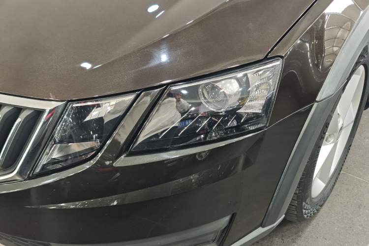 Used Skoda Octavia 2018 Station Wagon TSI230 DSG Comfort Edition Left Front Headlight