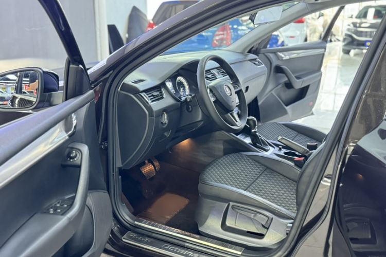 Used Skoda Octavia 2018 TSI280 DSG Luxury Edition Left Front Seat