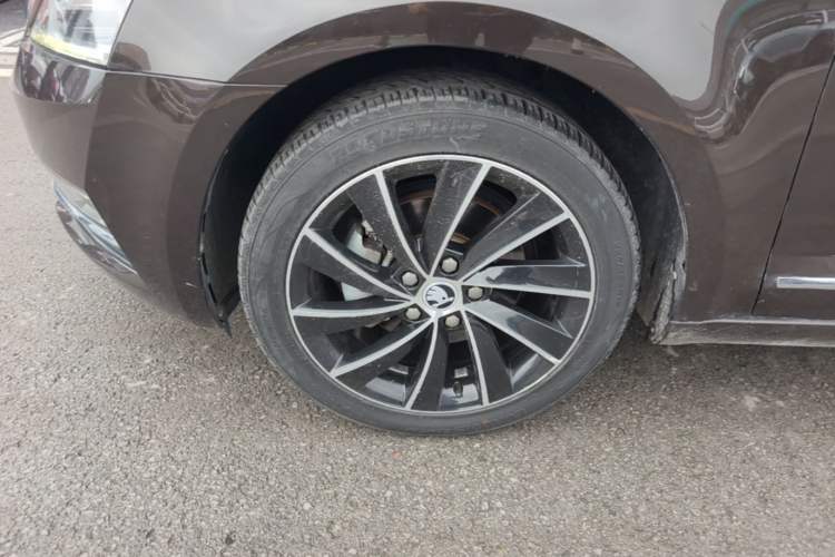 Used Skoda Octavia 2018 TSI280 DSG Luxury Edition Left Front Wheel Hub