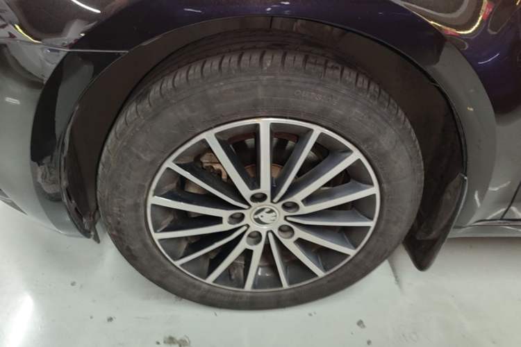 Used Skoda Octavia 2018 1.6L Automatic Luxury Edition Left Front Wheel Hub