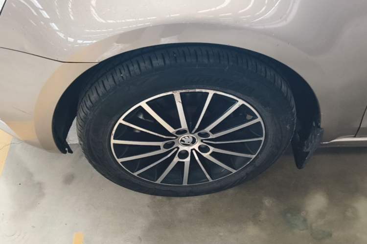 Used Skoda Octavia 2018 TSI230 DSG Luxury Edition Left Front Wheel Hub