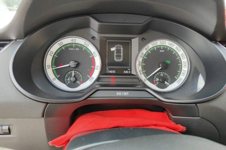 Used Skoda Octavia 2018 1.6L Automatic Luxury Edition Odometer Close Up