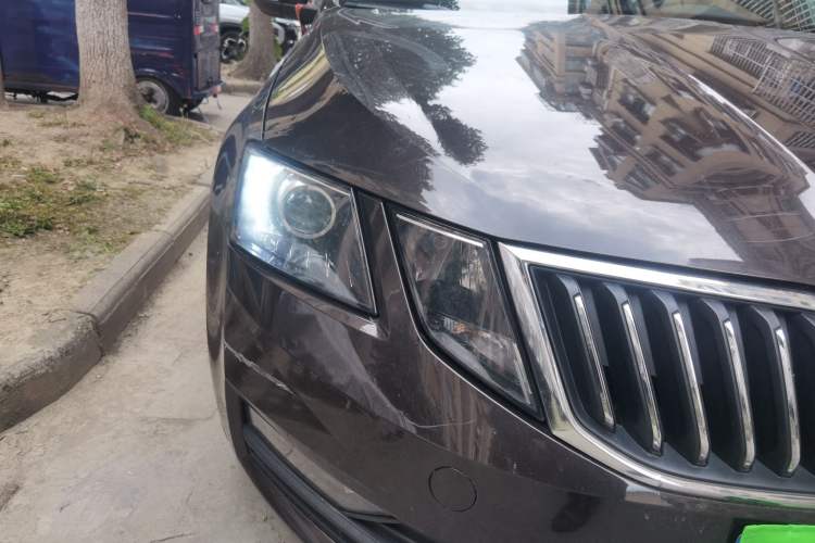 Used Skoda Octavia 2018 TSI230 DSG Comfort Edition Right Front Headlight