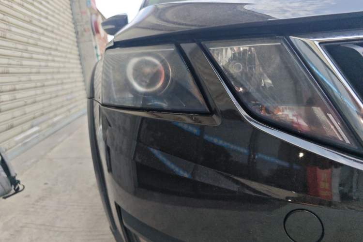 Used Skoda Octavia 2018 Station Wagon TSI230 DSG Comfort Edition Right Front Headlight