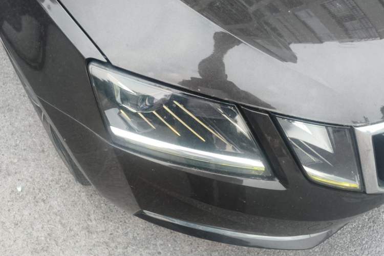 Used Skoda Octavia 2018 TSI280 DSG Luxury Edition Right Front Headlight
