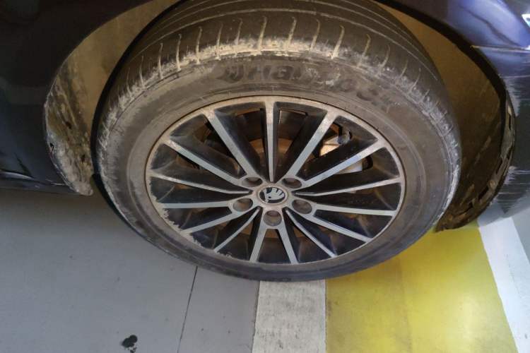 Used Skoda Octavia 2018 TSI230 DSG Luxury Edition Right Front Wheel Hub
